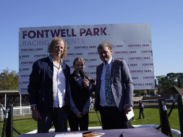 April jump racing at sunny Fontwell Park