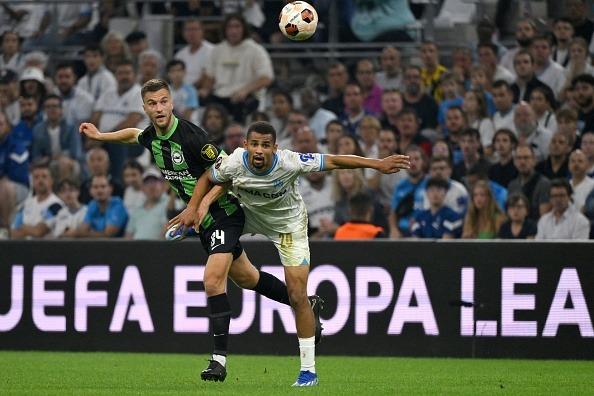 Marseille' Senegalese midfielder #29 Iliman Ndiaye (R) fights for the ball with Brighton's Dutch defender #34 Joel Veltman