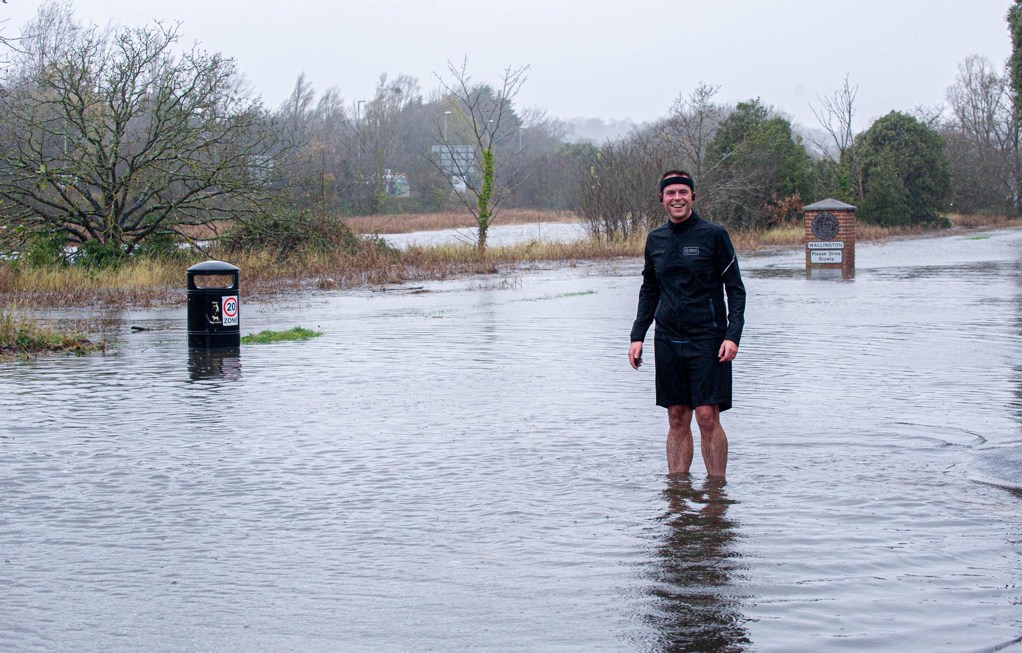 Jogger Mike Gilmour takes an alternative route in Wallington, Fareham on Tuesday 7th December 2021. Picture: Habibur Rahman