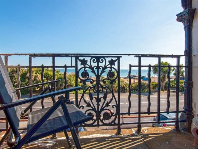 This spacious mid-terrace townhouse has panoramic sea views