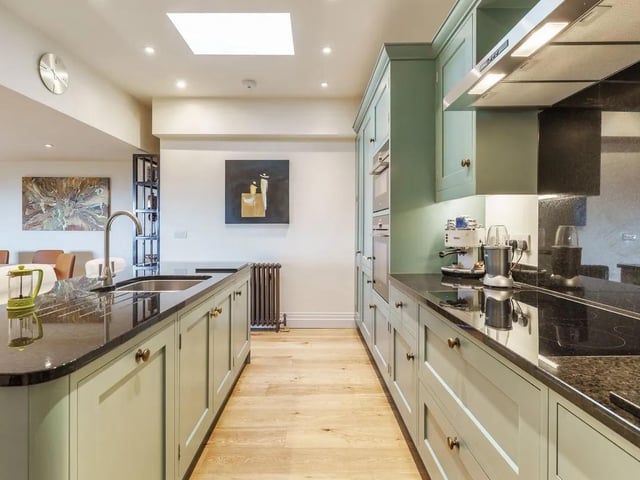 The well-equipped kitchen features everything a culinary connoisseur needs.