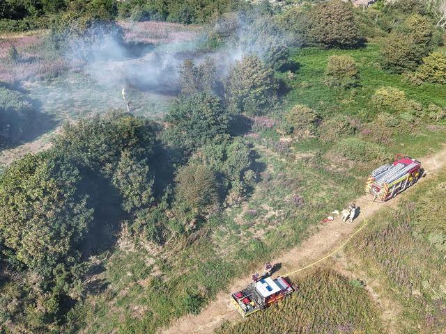 Sicherheitsdienst nach Graslandbrand in Eastbourne eingesetzt