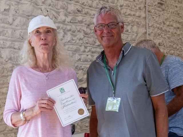 Vanessa Lavender receives the Worshipful Company of Gardeners Certificate for best fruit exhibit from chairman Chris Hill