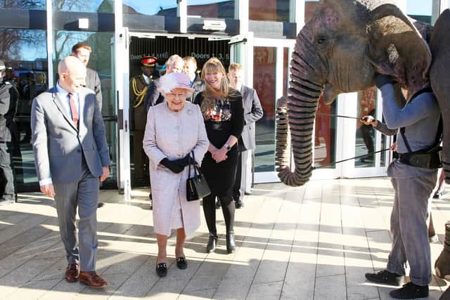 DM17114831a.jpg The Queen visits Chichester Festival Theatre. Unveiling the plaque to commemorate her visit. Photo by Derek Martin Photography.