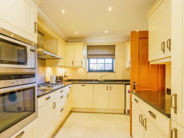 Another glimpse of the kitchen