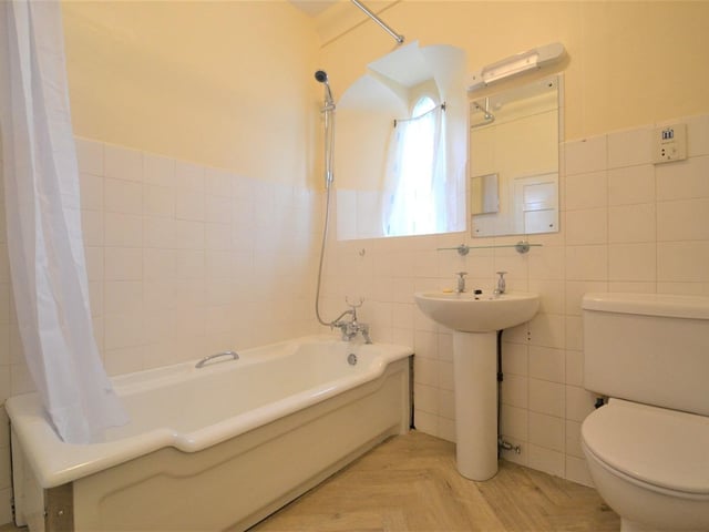 First floor apartment to let at Parham House