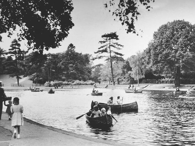 This lake, which is still located in the lower portion of Alexandra Park was a popular boating lake from around 1900 until the late 1980s when it fell into disuse. Many local people will remember the traditional wooden rowing boats and, later, the plastic canoes. It was also popular for sailing toy model boats. The lake is now given over to nature and contains a metal sculpture.