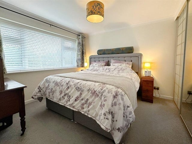 This spacious Littlehampton chalet bungalow with large garden is a short walk from Littlehampton's superb beaches