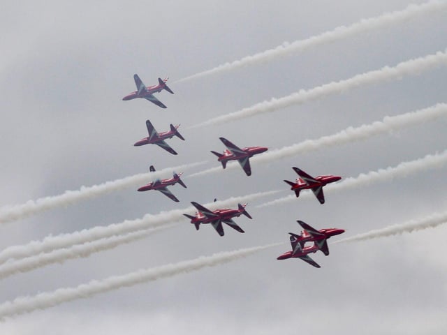 Red Arrows passing