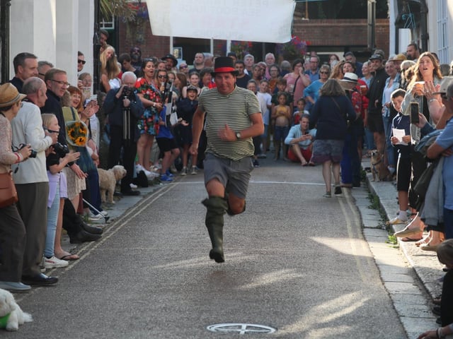Hastings Old Town Carnival Week 2022: Seaboot Race. Photo by Roberts Photographic