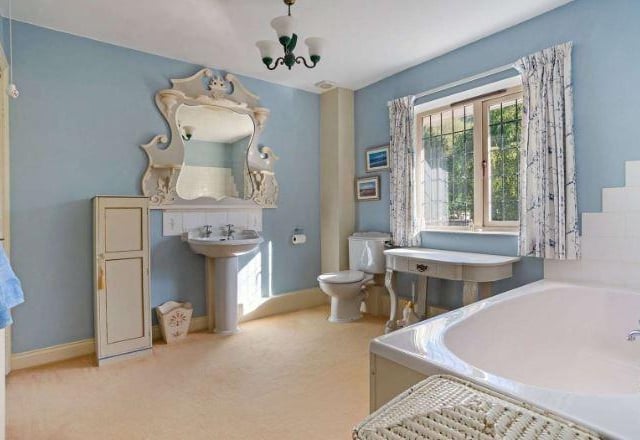 The principal bedroom has a large en-suite bathroom