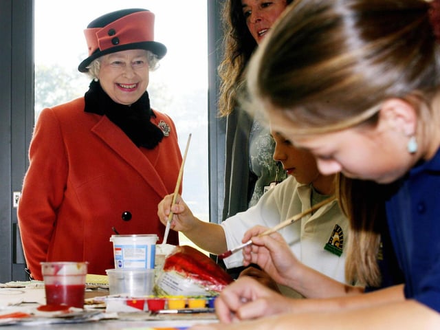 Queen Elizabeth II visits an art class at the Thomas Bennett Community College in Crawley. AFP PHOTO/Gareth Fuller/WPA ROTA