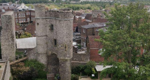 Lewes - A historic market town located in the heart of Sussex, Lewes offers a great mix of small-town charm and urban amenities. The town has excellent schools, plenty of green spaces, and a strong sense of community