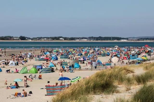 On the coast, West Wittering is presented as Sussex’s answer to the Hamptons. The guide celebrates its sandy shoreline, flint houses and winding village lanes, with nearby Chichester offering shops, culture and other city attractions.