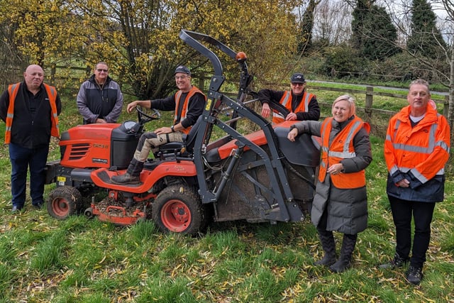 Councillor Emily O’Brien, Cabinet Member for Climate Change, recently met council officers and contractors to mark the final wildflower mow of the season