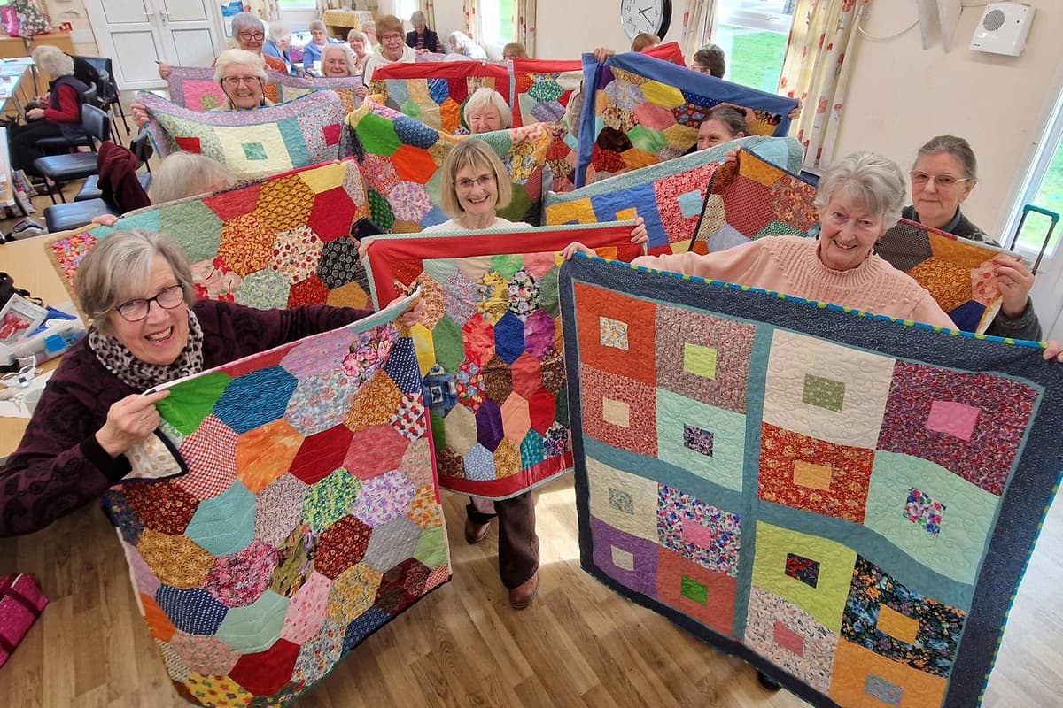 Handgenähte Quilts von Gruppe aus West Sussex für kranke Kinder gespendet