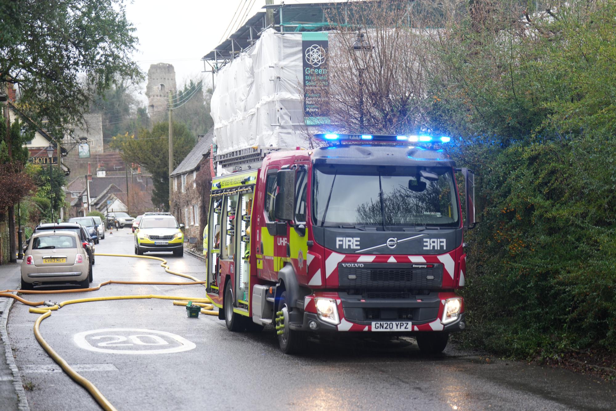 Überschwemmung in Gebäuden – Dorf in West Sussex wegen laufender ...
