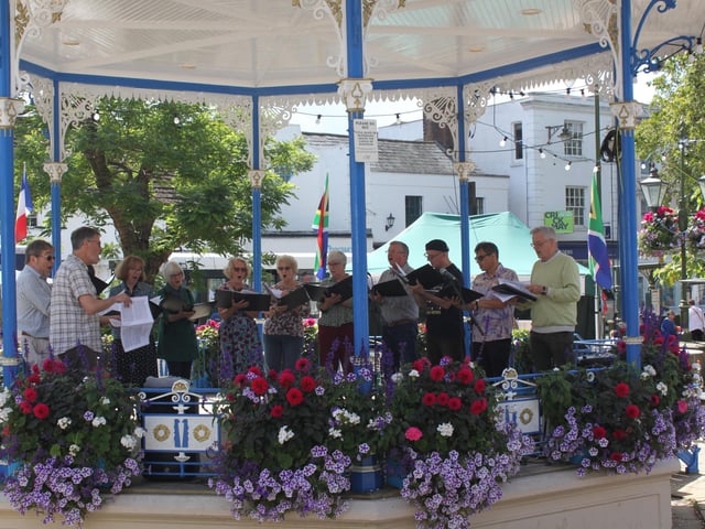 Horsham Chamber Choir in Carfax Bandstand
