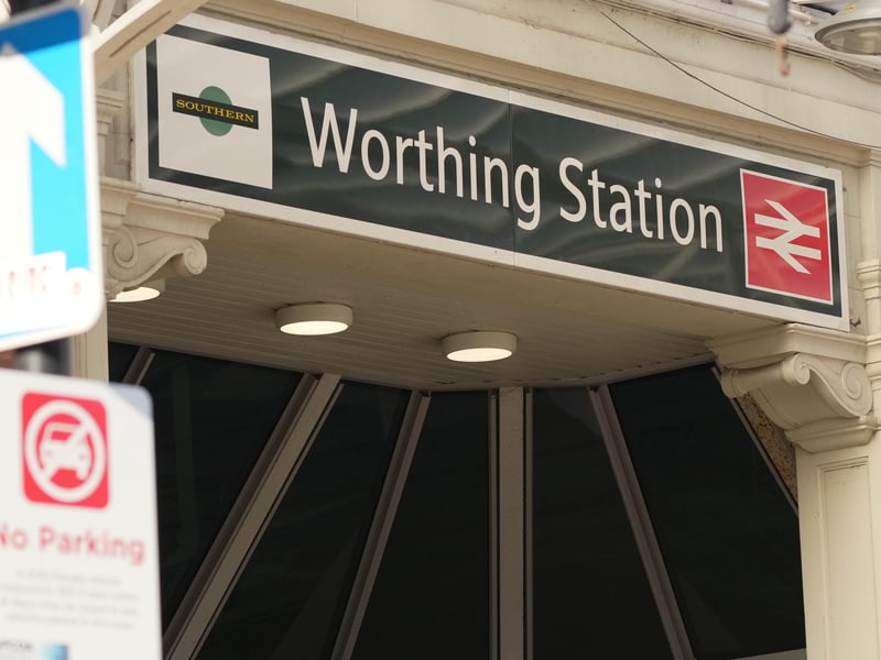 Motorists have been warned they will be fined up to £100 if they stop outside Worthing Railway Station.