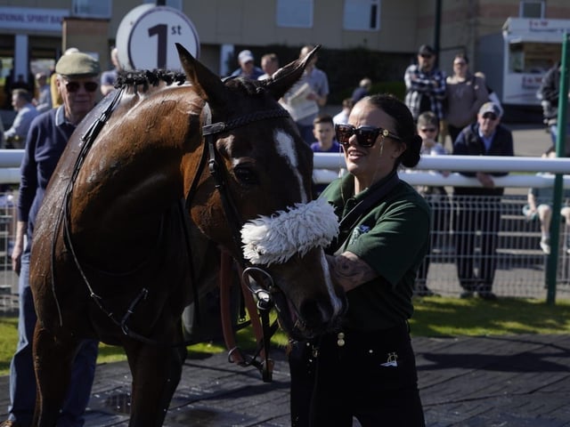 April jump racing at sunny Fontwell Park