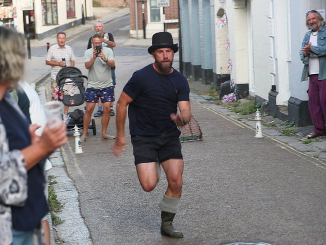 Hastings Old Town Carnival Week 2022: Seaboot Race. Photo by Roberts Photographic