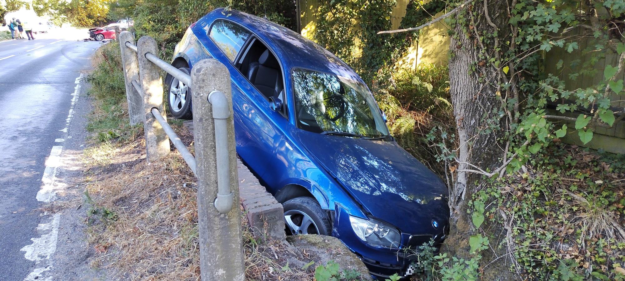 Unfall in Billingshurst: Auto landet im Graben
