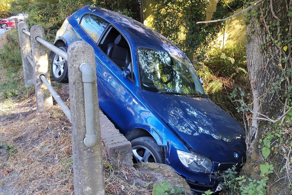 Unfall in Billingshurst: Auto landet im Graben