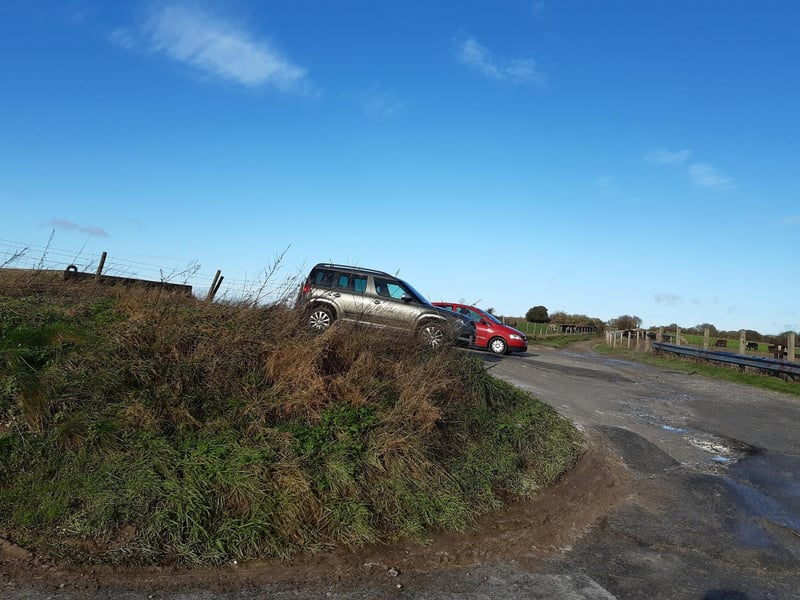 Walk through the parking area and follow the path straight ahead, between two fenced-off fields of cows.