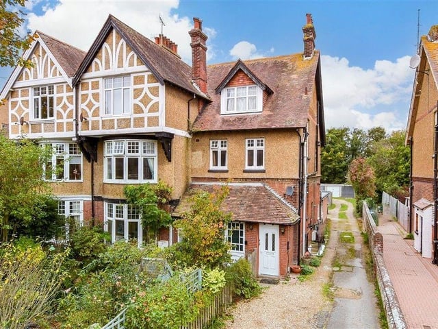 This beautifully-presented ground-floor flat has a private front garden