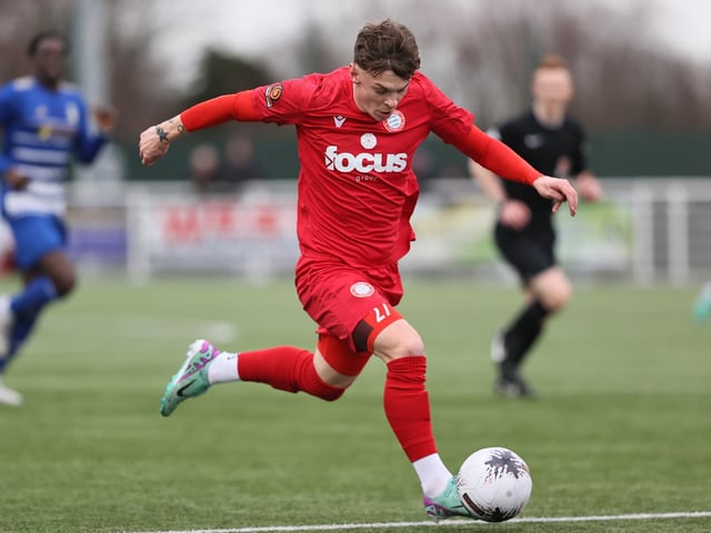 Aveley v Worthing action in National League South