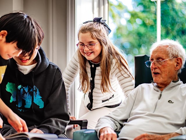 Daisy on a recent visit to Old Shenfield Place Care Home in Brentwood, Essex, joined by Flynn and Dylan from the Through the Eyes of a Child programme sharing smiles, stories, and special moments across generations.