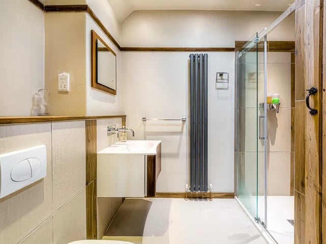 The fully-featured modern bathroom