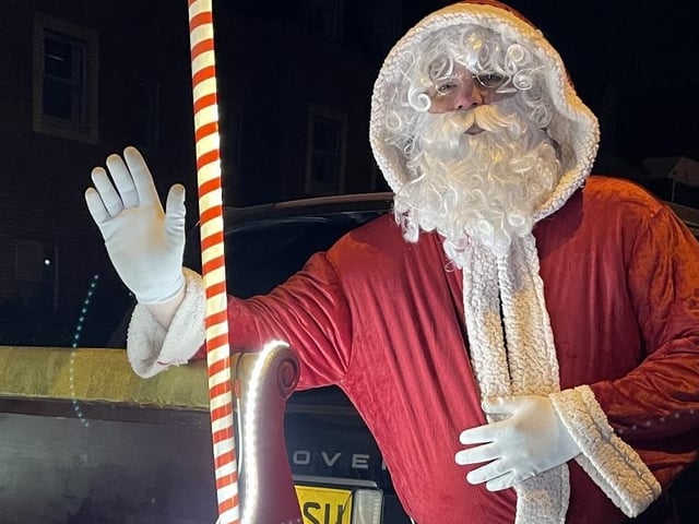 The Barber/James family filled their garden with lights to help bring a smile and Christmas cheer to the community. They used this opportunity to raise some very much needed and well-deserved funds for a charity very close to their hearts, Autism Support Crawley
