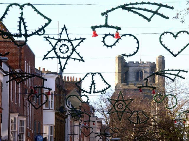 In 2008, the suppliers had to replace about 450 of the 4,000 bulbs in the city centre, at a cost of around £9,000, when some started popping off like champagne corks