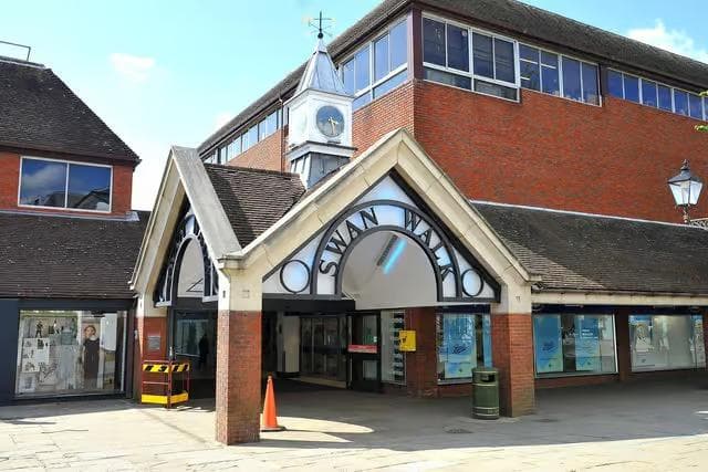 Das Einkaufszentrum in Horsham bleibt nach einem Dachsturz über das ...
