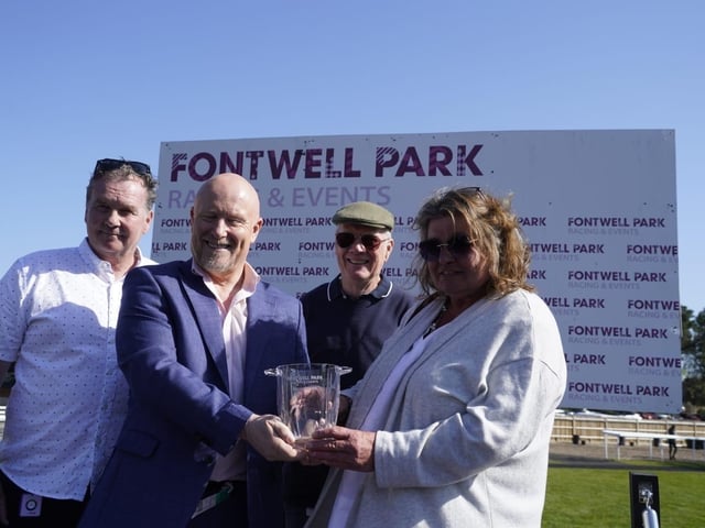 April jump racing at sunny Fontwell Park