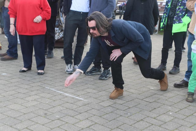 Marbles competition on Winkle Island in Hastings Old Town.
Photo by Roberts Photographic.