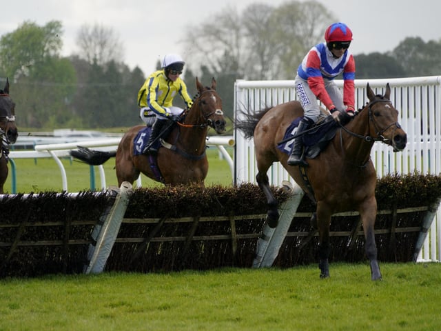 Race 6 The Best Odds Guarenteed At YEEHAA.BET Mares Novices Limited Handicap Hurdle Race at Fontwell on Friday 19 April 2024. www.polopictures.co.uk  Fontwell Arundel Clive Bennett 20240419 ©2024 Clive Bennett Photography 19/04/2024 _CAB2261.JPG:Spring jump racing at Fontwell Park