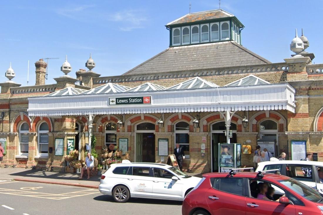 Baum blockiert Bahnstrecke zwischen Lewes und Haywards Heath