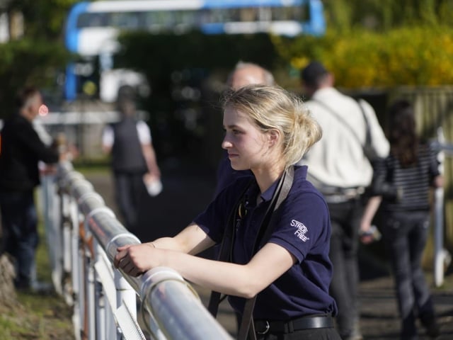 April jump racing at sunny Fontwell Park
