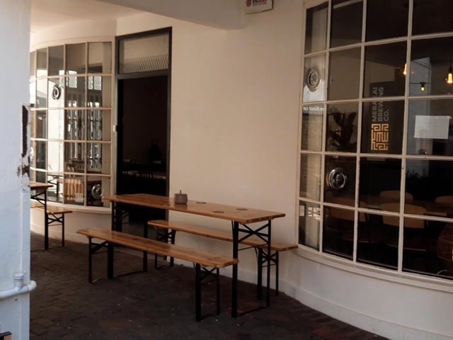 The Tasting Room by Merakai Brewing Co is a tiny taproom in Standford Square, off Warwick Street, Worthing. Run by award-winning brewer Olly Parsons and Emma O’Neill-Parsons, it has a focus on community and inclusivity.