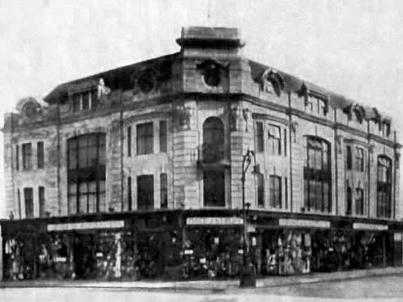 Historic photo of the former department store building