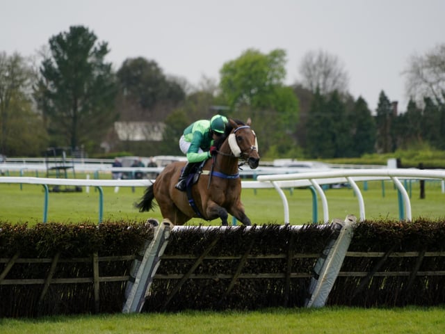 Race 6 The Best Odds Guarenteed At YEEHAA.BET Mares Novices Limited Handicap Hurdle Race at Fontwell on Friday 19 April 2024. www.polopictures.co.uk  Fontwell Arundel Clive Bennett 20240419 ©2024 Clive Bennett Photography 19/04/2024 _CAB2291.JPG:Spring jump racing at Fontwell Park
