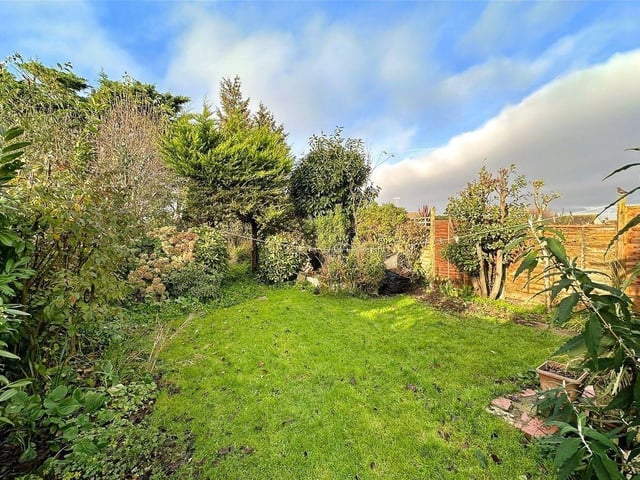 This spacious Littlehampton chalet bungalow with large garden is a short walk from Littlehampton's superb beaches