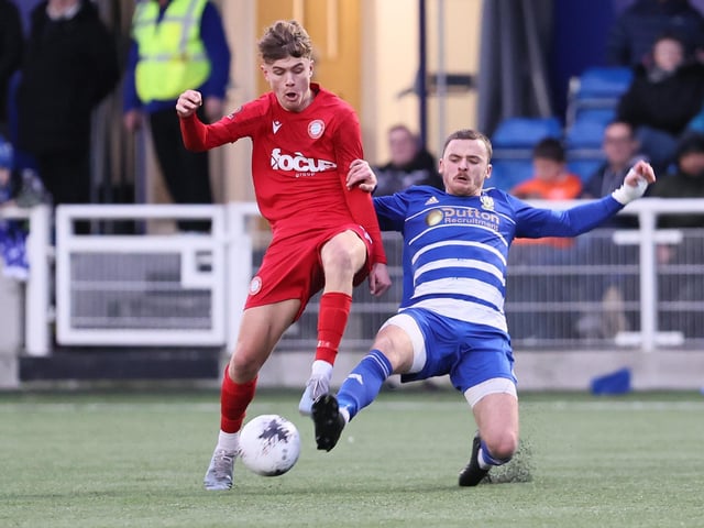 Aveley v Worthing action in National League South