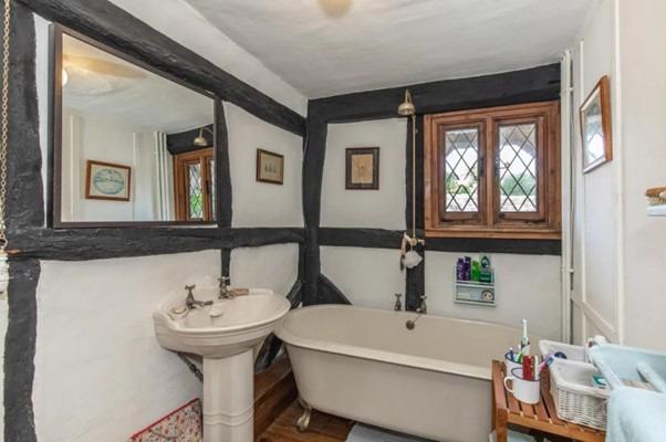 House for sale in Lewes: Grade II Listed 16th century thatched cottage
