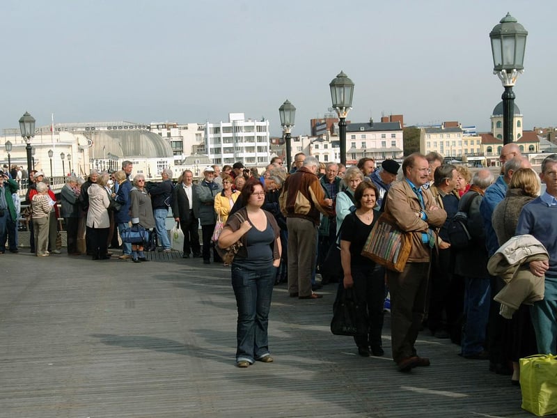 Crowds on Worthing Pier awaiting the arrival of the Waverley in September 2008