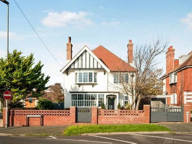 House for sale in Seaford: Characteristic Edwardian house with a hot tub