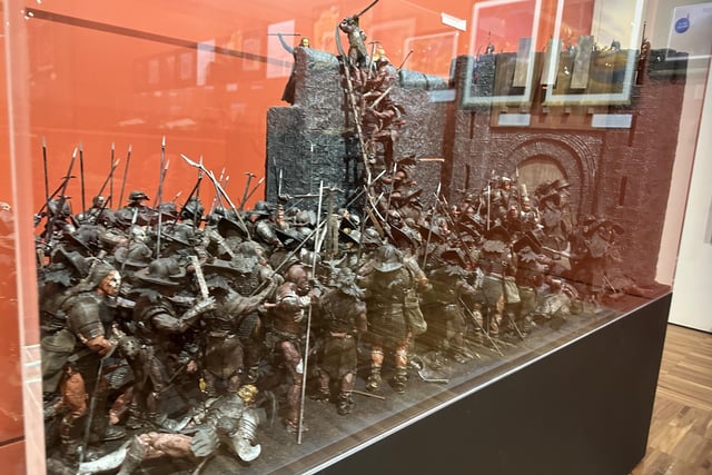 An action figure diorama recreates The Battle of Helms Deep from The Lord of the Rings: The Two Towers.