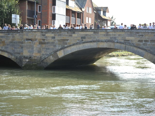 Crowds gather ahead of the Arundel RNLI Duck Race on Bank Holiday Monday. Photo: SR Staff/ Sussex World / SR2408272